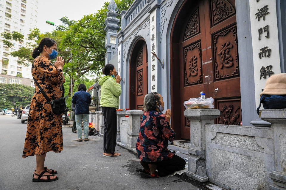 Người dân đến dâng hương, vái vọng ngoài cổng chùa Hà tuân thủ 5K đứng giãn cách. (Ảnh: Thành Đạt/TTXVN)