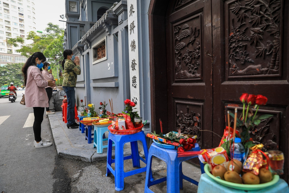 Hàng dài các mâm lễ xếp hàng trước cửa chùa Hà ngày 20/10 (Rằm tháng 9 Âm lịch). (Ảnh: Thành Đạt/TTXVN)