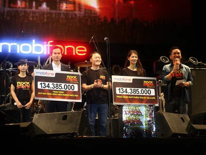 Ban tổ chức trao tiền bán vé cho các tổ chức từ thiện