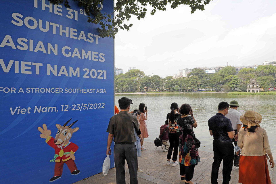 Biểu ngữ chào SEA Games 31 bên bờ hồ Hoàn Kiếm. (Ảnh: Trần Việt/TTXVN)
