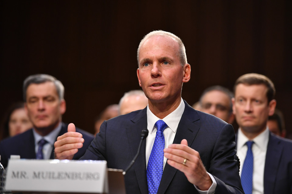 Giám đốc điều hành (CEO) Tập đoàn chế tạo máy bay Boeing của Mỹ Dennis Muilenburg (trong ảnh) đã thừa nhận những sai sót trong mẫu 737 MAX, dòng máy bay liên quan đến hai vụ tai nạn của hãng hàng không Lion Air (Indonesia) và Ethiopian Airlines (Ethiopia), khiến 346 người thiệt mạng. (Ảnh: AFP/TTXVN)