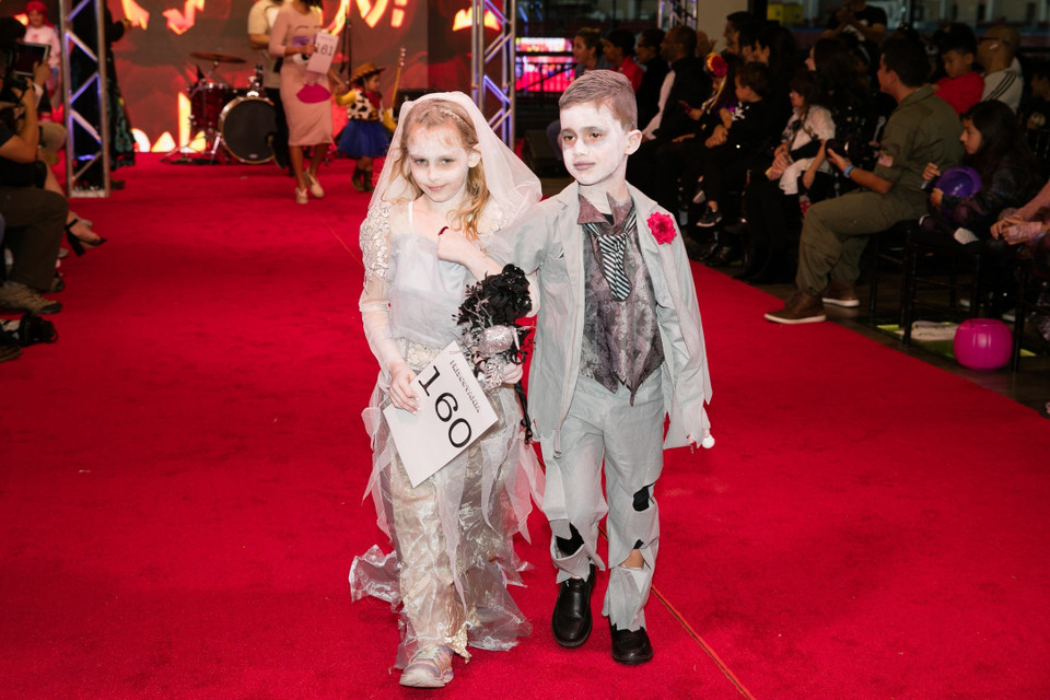 Trẻ em trong trang phục hóa trang đặc sắc tham gia cuộc thi trang phục Halloween ở Dallas, Texas, Mỹ, ngày 26/10/2019. (Ảnh: THX/ TTXVN)