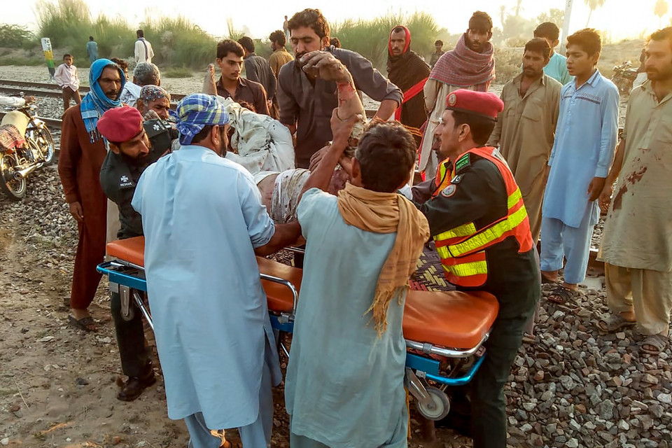 Ngày 31/10/2019, hỏa hoạn kinh hoàng đã xảy ra trên một tàu hỏa tại tỉnh Punjab, miền Nam Pakistan, khiến ít nhất 70 người thiệt mạng và 40 người bị thương. Vụ hỏa hoạn đã thiêu rụi ba toa tàu. (Ảnh: AFP/TTXVN)