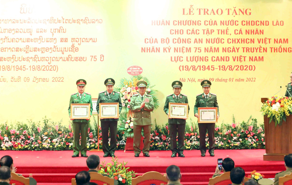 Đại tướng Vilay Lakhamphong, Bộ trưởng Bộ Công an nước Cộng hòa Dân chủ Nhân dân Lào trao Huân chương Tự do hạng Nhì, Ba của Nhà nước CHDCND Lào cho các tập thể của Bộ Công an Việt Nam. (Ảnh: Phạm Kiên/TTXVN)