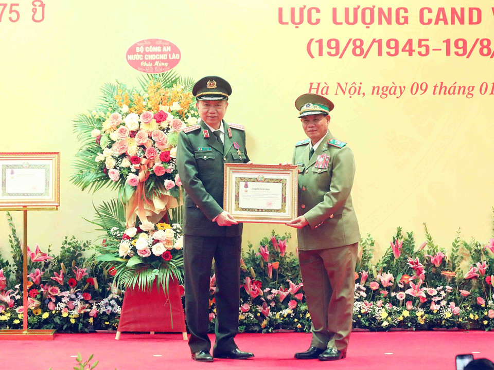 Đại tướng Vilay Lakhamphong, Bộ trưởng Bộ Công an nước Cộng hòa Dân chủ Nhân dân Lào trao Huân chương Tự do hạng Nhất của Nhà nước CHDCND Lào cho Đại tướng Tô Lâm, Bộ trưởng Bộ Công an Việt Nam. (Ảnh: Phạm Kiên/TTXVN)