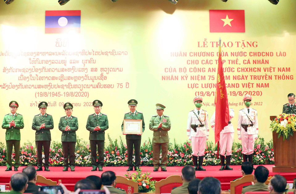 Đại tướng Vilay Lakhamphong, Bộ trưởng Bộ Công an nước Cộng hòa Dân chủ Nhân dân Lào trao Huân chương Tự do hạng Nhất của Nhà nước CHDCND Lào tặng tập thể lãnh đạo Bộ Công an nước CHXHCN Việt Nam. (Ảnh: Phạm Kiên/TTXVN)