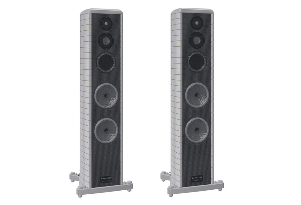 Gauder Akustik DARC 250 (3,8 tỷ đồng) là hệ thống loa cột cực kì phức tạp, mỗi khối loa nặng tới 100kg, sử dụng các driver hảo hạng của Accuton cho dải treble và mid. Gauder Akustik DARC 250 sử dụng khối thùng loa hoàn toàn bằng kim loại, với hệ thống thanh giằng và ma trận phức tạp. (Ảnh: H.N/Vietnam+)