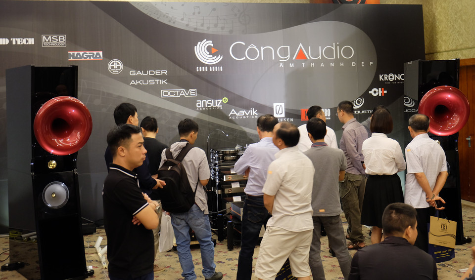 Lần đầu tiên hãng loa kèn Cessaro Horn Acoustics ra mắt thị trường Việt Nam với cặp loa Liszt II (4,5 tỷ đồng). Liszt II cao tới 2,15 mét, sâu 1,2 mét và nặng xấp xỉ 1 tấn cho 2 tháp loa. Tuy khổng lồ nhưng Liszt II lại cực kỳ nhẹ đánh với độ nhạy 100dB do cặp woofer đã có sẵn ampli công suất 1.200 watt. Điều đặc biệt là miệng kèn đúc 2 lớp dầy và rất cứng, giảm mọi rung động bất lợi trong quá trình khuếch đại sóng âm. (Ảnh: H.N/Vietnam+)