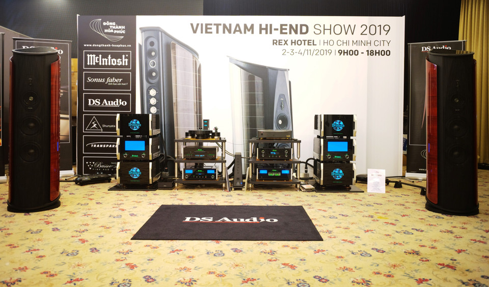 Nếu mỗi sản phẩm Sonus Faber là một tác phẩm nghệ thuật thì Aida II (2,8 tỷ đồng) là một kiệt tác tạo hình với hàng trăm chi tiết lớn nhỏ tạo nên đôi loa có cấu trúc phức tạp nhất. Sonus Faber Aida II được trang bị hệ thống cổng thoát hơi theo công nghệ Stealth Ultraflex tạo ra âm trầm cực sâu tới 18 Hz. (Ảnh: H.N/Vietnam+)