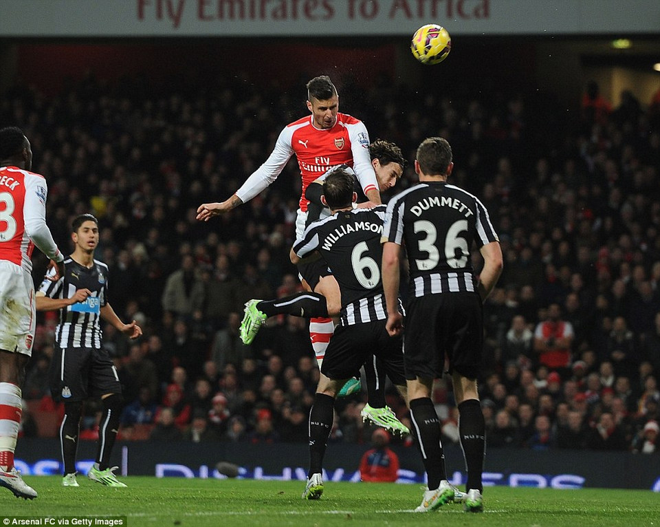 Olivier Giroud sớm đưa Arsenal vượt lên dẫn trước ở ngay phút 15 của trận đấu.