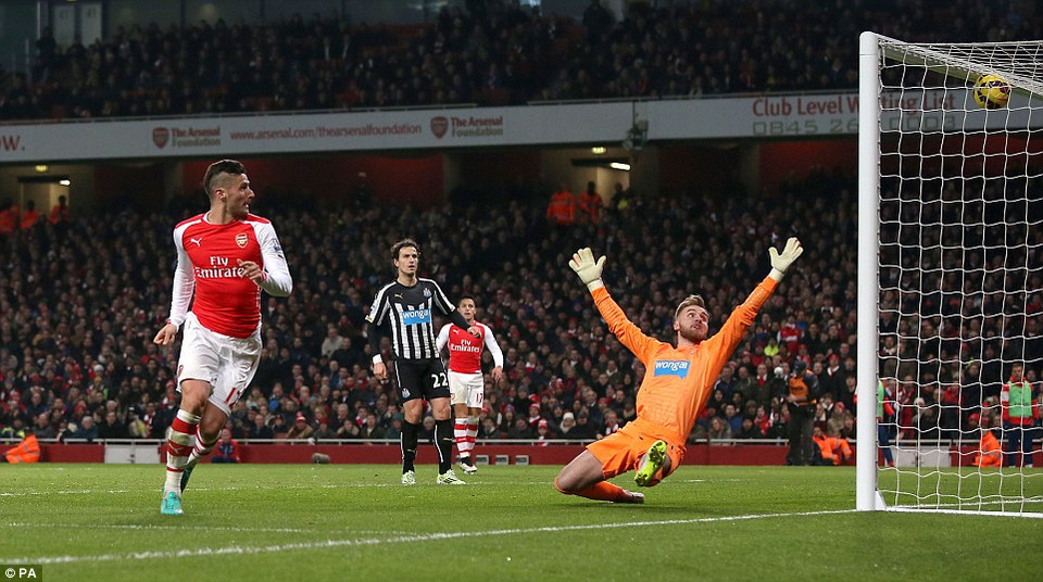 Chỉ đúng 4 phút sau đó, Olivier Giroud đã lần thứ 2 lên tiếng ở trận này để nâng tỷ số lên 3-0 cho đội chủ sân Emirates.