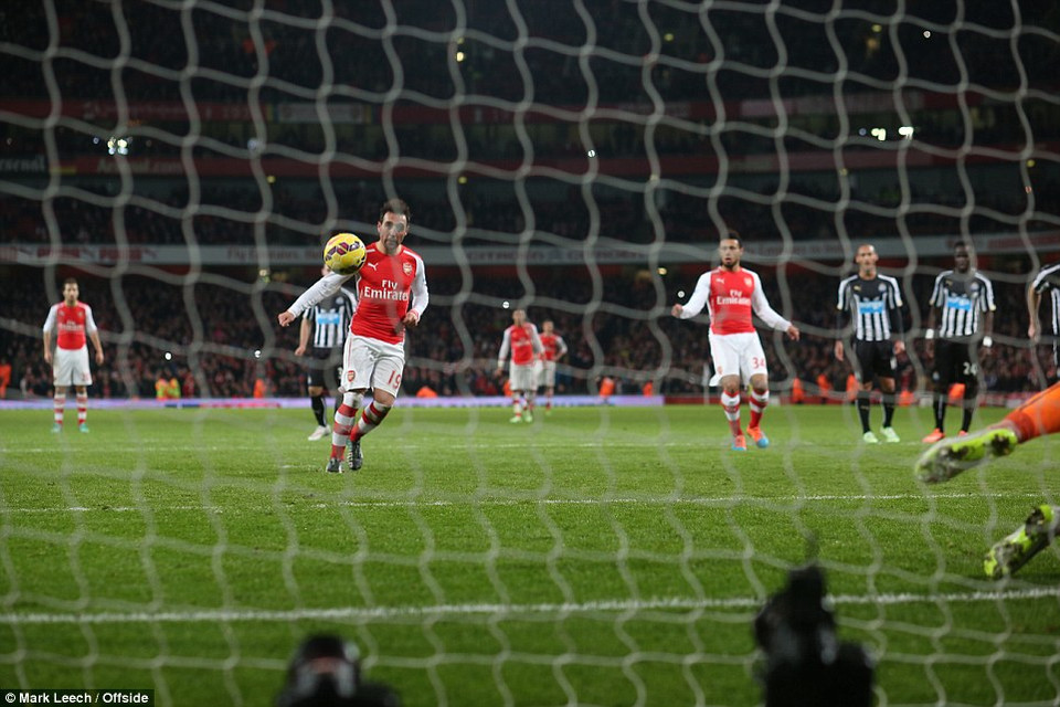 Santi Cazorla đã thực hiện cú 'Panenka' từ chấm 11m, ấn định tỷ số 4-1 cho đội nhà.