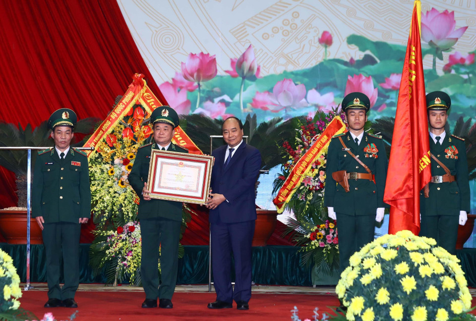 Thủ tướng Nguyễn Xuân Phúc trao tặng Huân chương Quân công hạng Nhất của Chủ tịch nước cho lực lượng Bộ đội Biên phòng. (Ảnh: Thống Nhất/TTXVN)