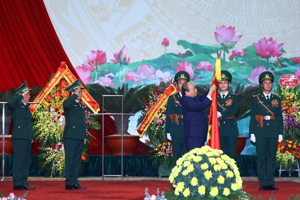 Thủ tướng Nguyễn Xuân Phúc trao tặng Huân chương Quân công hạng Nhất của Chủ tịch nước cho lực lượng Bộ đội Biên phòng. (Ảnh: Thống Nhất/TTXVN)