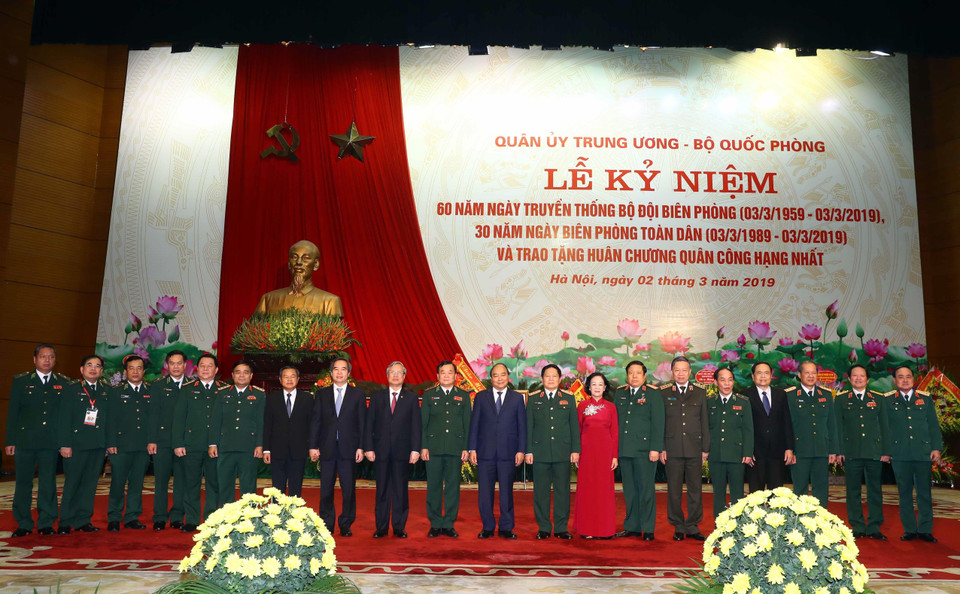 Thủ tướng Nguyễn Xuân Phúc chụp ảnh chung với các đại biểu. (Ảnh: Thống Nhất/TTXVN)