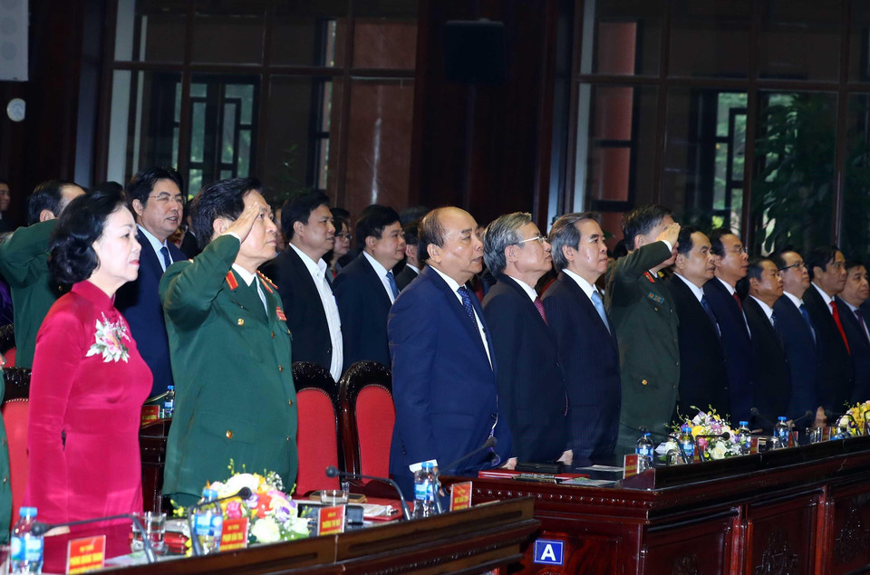  Thủ tướng Nguyễn Xuân Phúc và các đại biểu thực hiện nghi lễ chào cờ. (Ảnh: Thống Nhất/TTXVN)