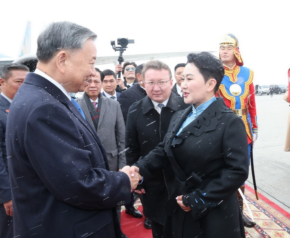 Bộ trưởng ngoại giao Mông Cổ B. Batsetseg, Đại sứ Mông Cổ tại Việt Nạm Sereejav, Cục trưởng Cục châu Á, Bộ Ngoại giao G.Hulan đón Tổng Bí thư, Chủ tịch nước Tô Lâm tại sân bay Thành Cát Tư Hãn (Chinggis Khaan International Airport) ở Thủ đô Ulan Bator.( Ảnh: Trí Dũng/TXVN)