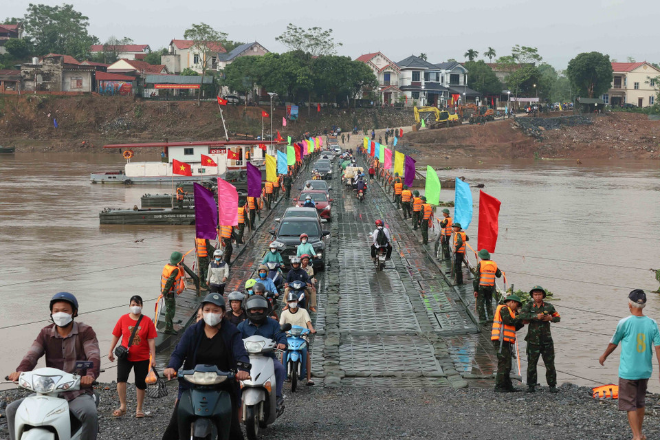 Dòng phương tiện đầu tiên qua cầu lúc 6g30 ngày 30/9. (Ảnh: An Đăng/TTXVN)