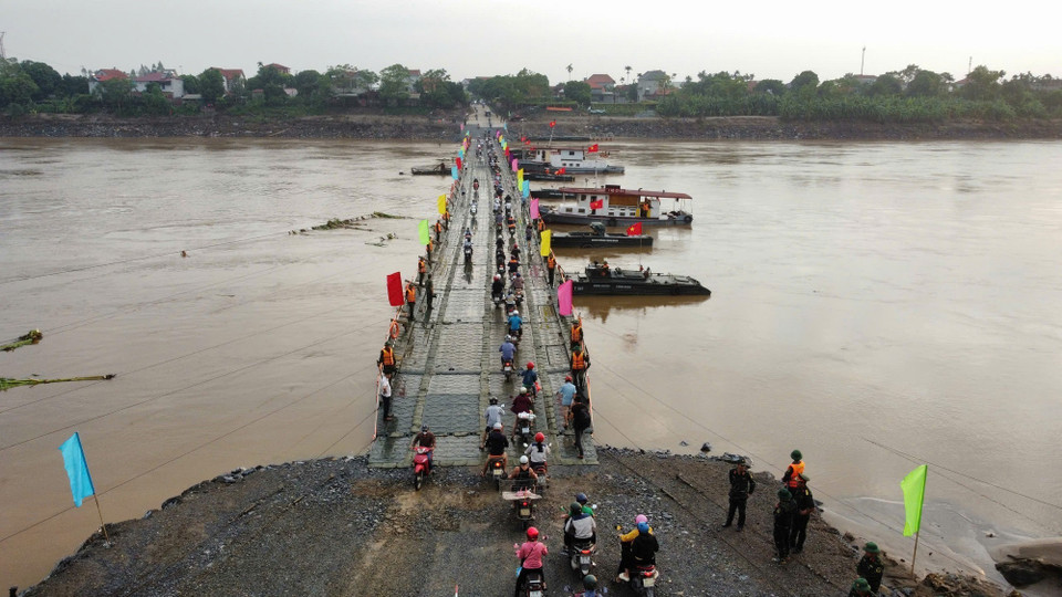 Dòng phương tiện đầu tiên qua cầu lúc 6g30 ngày 30/9. (Ảnh: An Đăng/TTXVN)