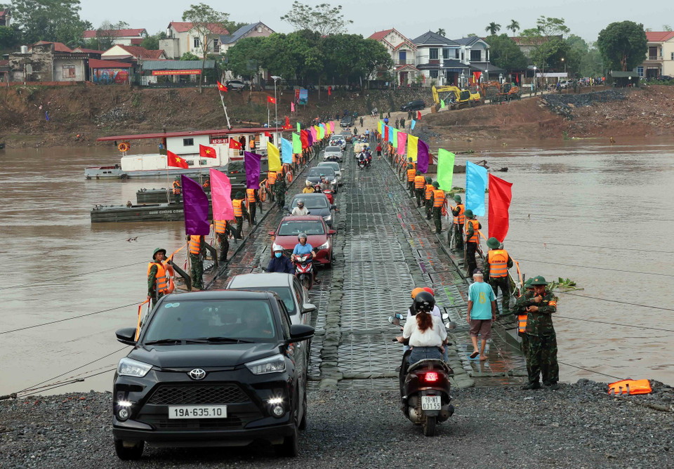 Dòng phương tiện đầu tiên qua cầu lúc 6g30 ngày 30/9. (Ảnh: An Đăng/TTXVN)