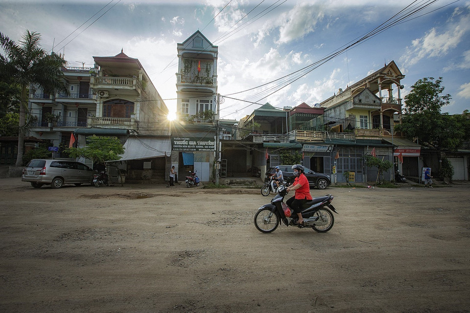 Tuyến phố Hoà Bình thảm nhựa bị xuống cấp nghiêm trọng, giờ đây nhìn như con đường đất. (Ảnh: Trọng Đạt/TTXVN)