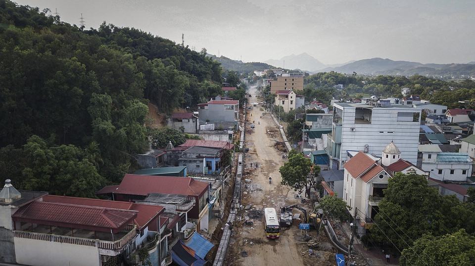 Toàn cảnh nhìn từ trên cao tuyến đường Hòa Bình, phường Hữu Nghị, thành phố Hòa Bình. (Ảnh: Trọng Đạt/TTXVN)