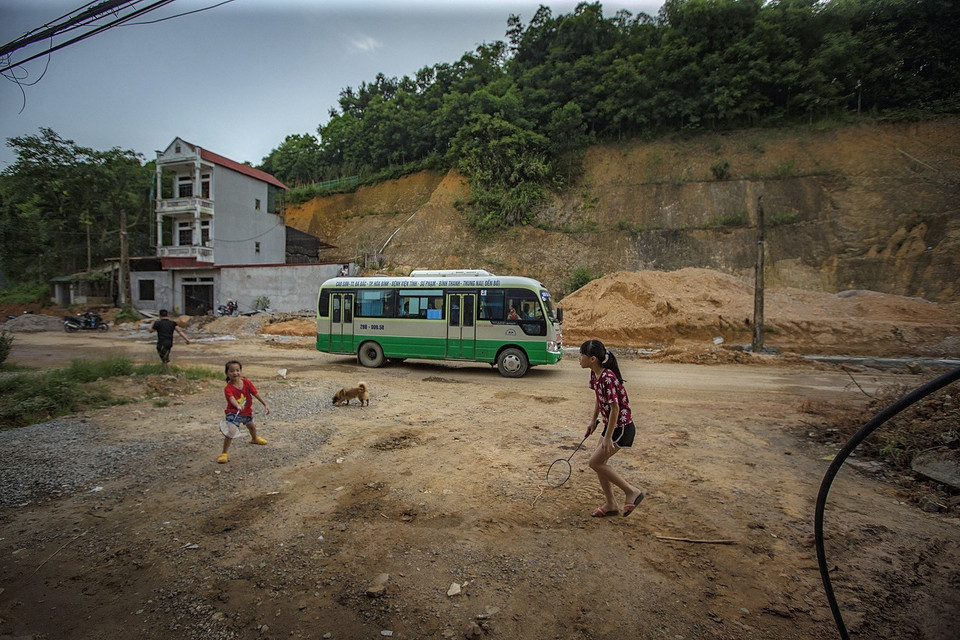 Những đứa trẻ chơi thể thao ngày trên vỉa hè trong bầu không khí bị ô nhiễm đầy đất cát và bụi mỗi khi có xe qua. (Ảnh: Trọng Đạt/TTXVN)