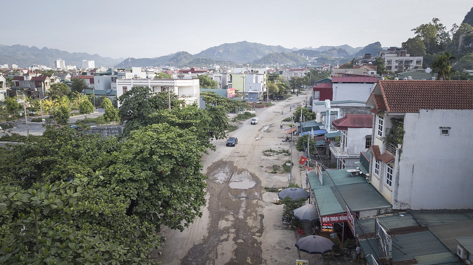 Toàn cảnh nhìn từ trên cao tuyến đường Hòa Bình, phường Hữu Nghị, thành phố Hòa Bình. (Ảnh: Trọng Đạt/TTXVN)
