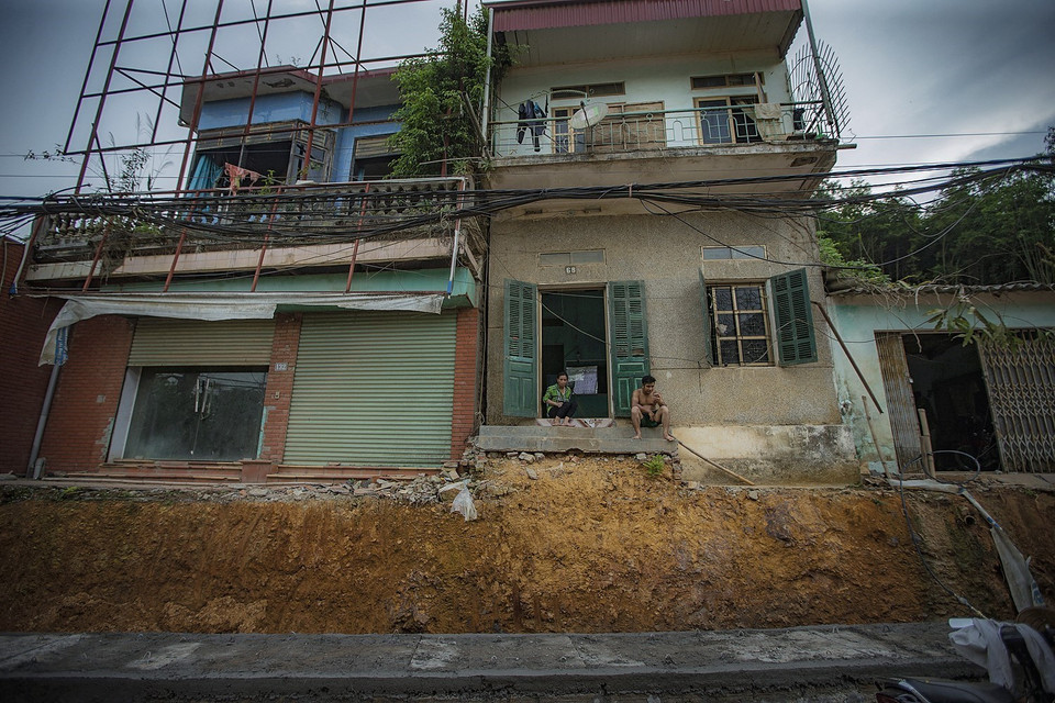 Người dân ngày ngày ngóng chờ các hạng mục đang được thi công trên con đường sớm hoàn thành để có một môi trường trong sạch và ổn định đời sống. (Ảnh: Trọng Đạt/TTXVN)