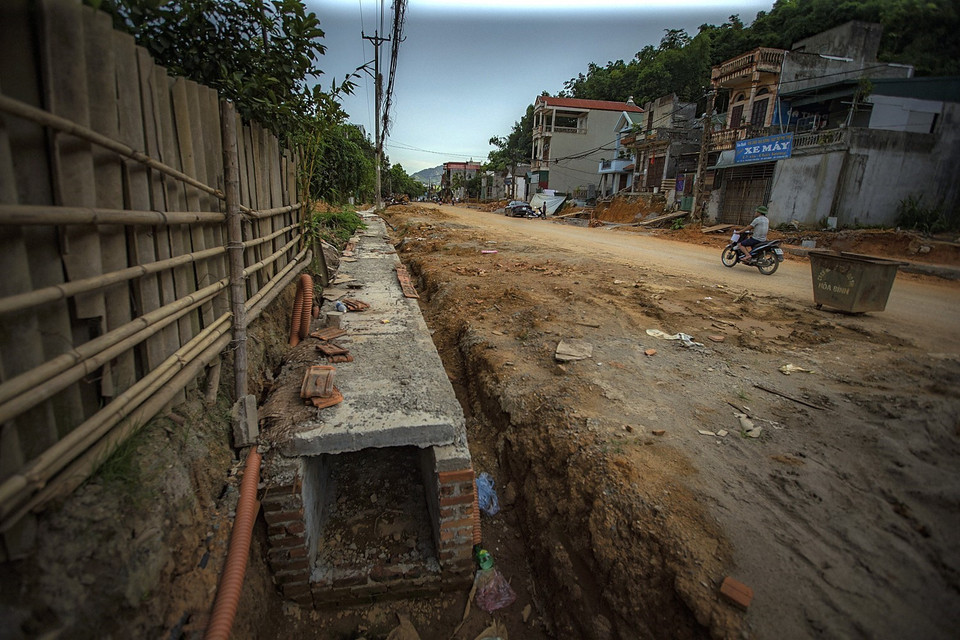 Các hạng mục thi công đang bị gián đoạn và kéo dài. (Ảnh: Trọng Đạt/TTXVN)