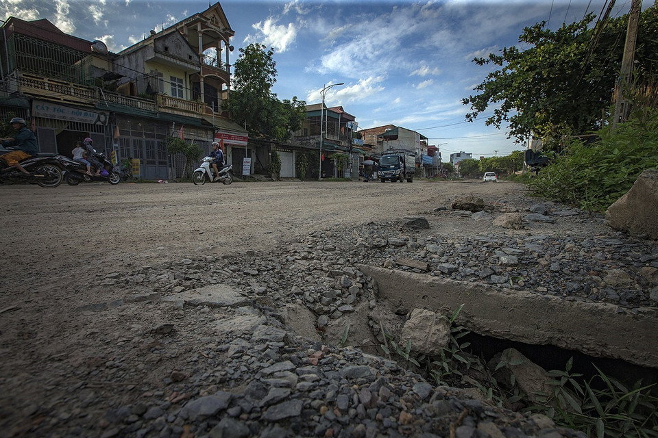 Các hạng mục trên 'con đường đau khổ' này vẫn dở dang và không biết đến bao giờ mới được tiếp tục. (Ảnh: Trọng Đạt/TTXVN)