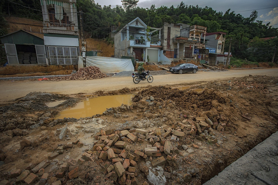  Các hạng mục vẫn đang được thi công, nhưng theo phản ánh của người dân thì việc thi công này đang bị gián đoạn và kéo dài. (Ảnh: Trọng Đạt/TTXVN)