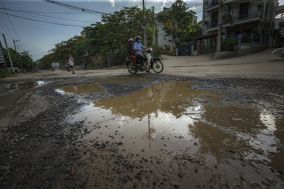 Hố voi to đùng vẫn còn chứa nước của buổi chiều mưa ngày hôm trước trong khi đó Hòa Bình đang trong những ngày cao điểm nắng nóng, ảnh chụp lúc 17h30 chiều 2/6. (Ảnh: Trọng Đạt/TTXVN)