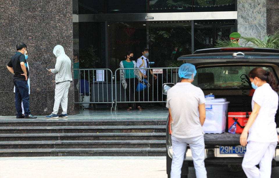 Lực lượng chức năng quận Thanh Xuân tiến hành phong tỏa tòa chung cư The Legacy (106 Ngụy Như Kon Tum, phường Nhân Chính, quận Thanh Xuân). (Ảnh: Thành Đạt/TTXVN)