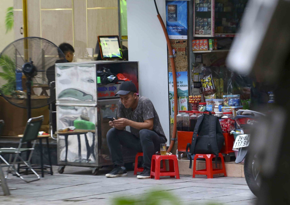 Một số quán nước vỉa hè vẫn mở hàng, bất chấp lệnh tạm dừng (ảnh chụp chiều 8/5). (Ảnh: Tuấn Đức/TTXVN)
