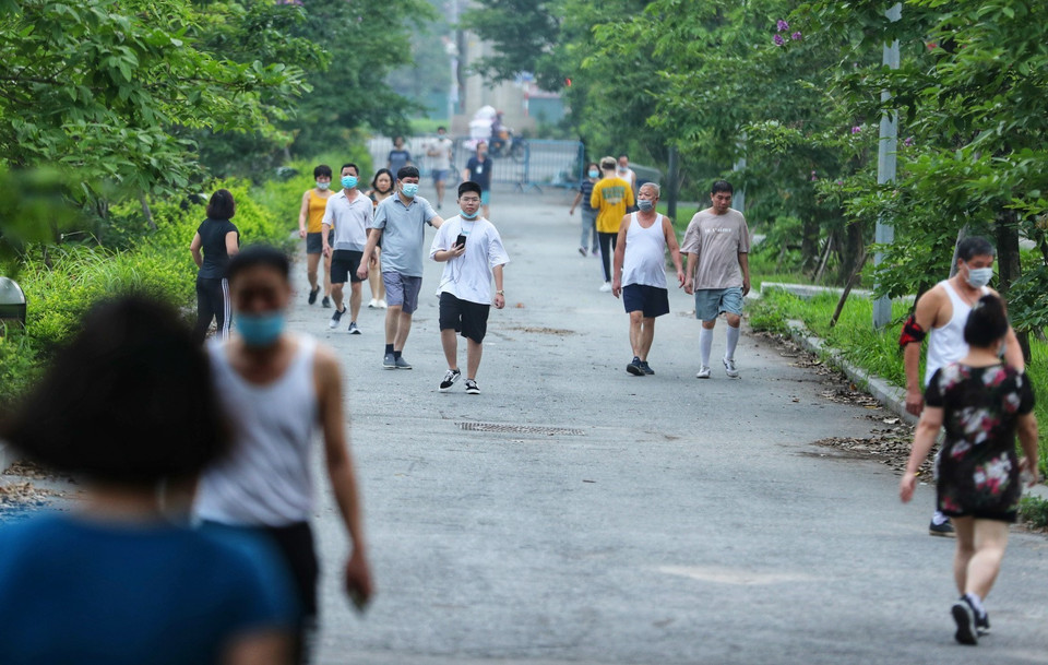 Người dân vẫn tập thể dục tại công viên hồ Điều hòa (Mai Dịch, Cầu Giấy, Hà Nội) bất chấp lệnh cấm. (Ảnh: Thành Đạt/TTXVN)