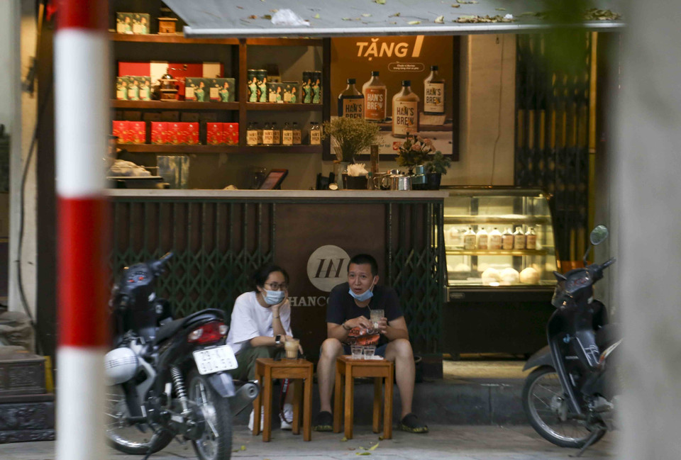 Một số quán cà phê vẫn cho khách ngồi ngoài vỉa hè (ảnh chụp chiều 8/5). (Ảnh: Tuấn Đức/TTXVN)