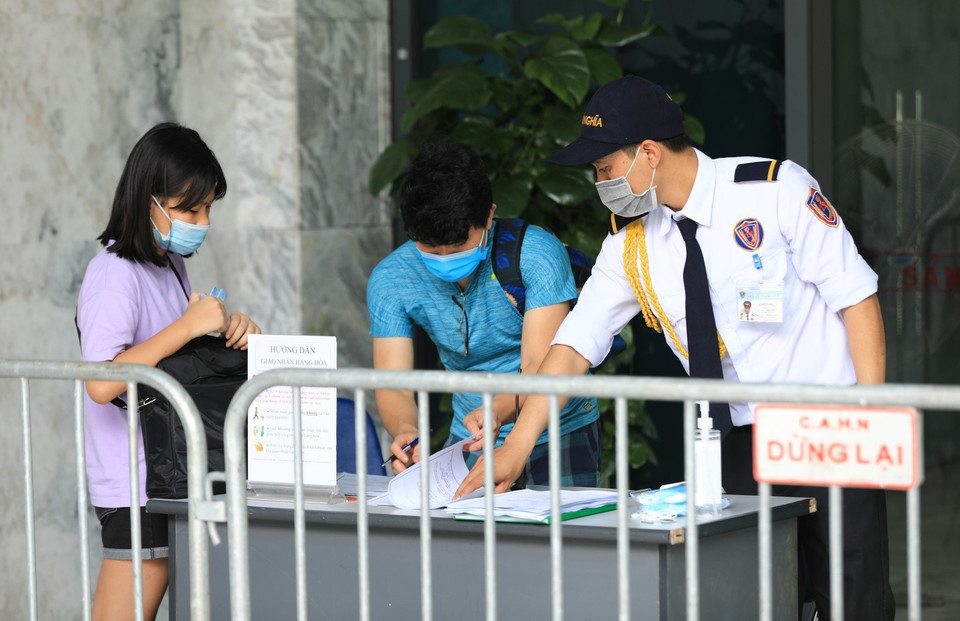 Các cư dân sinh sống tại tòa chung cư phải làm thủ tục khai báo y tế sau khi có thông tin có ca dương tính với SARS-CoV-2 mới tại đây. (Ảnh: Thành Đạt/TTXVN)