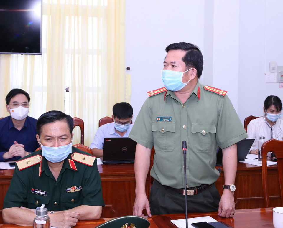 Đại tá Đinh Văn Nơi, Giám đốc Công an tỉnh An Giang báo cáo tại buổi làm việc. (Ảnh: Văn Điệp/TTXVN)