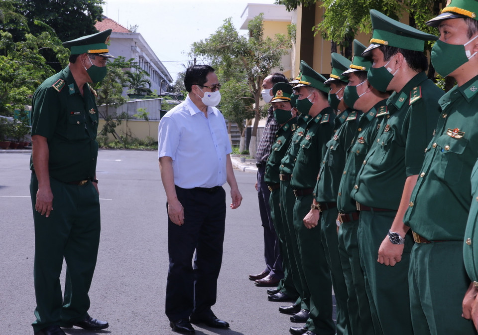 Thủ tướng Phạm Minh Chính với cán bộ Bộ đội Biên phòng tỉnh An Giang. (Ảnh: Văn Điệp/TTXVN)
