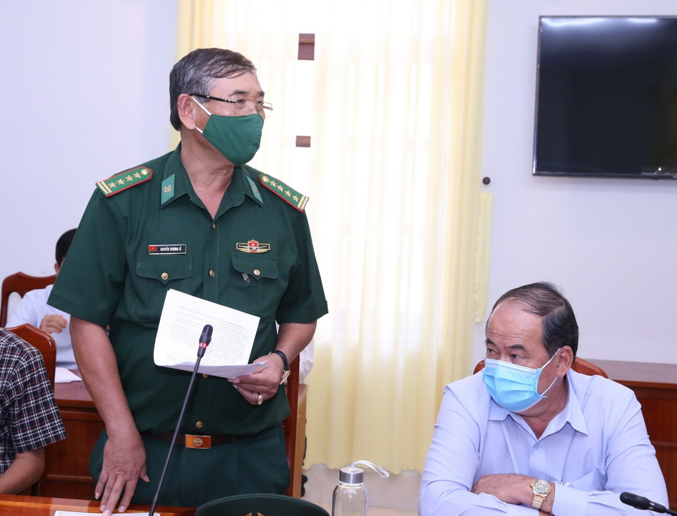  Đại tá Nguyễn Thượng Lễ, Chỉ huy trưởng Bộ Chỉ huy Bộ đội Biên phòng tỉnh An Giang báo cáo tại buổi làm việc. (Ảnh: Văn Điệp/TTXVN)
