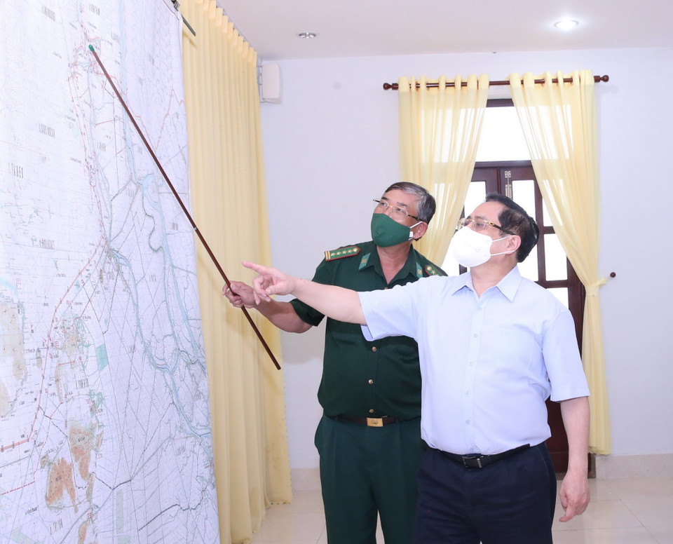 Thủ tướng Phạm Minh Chính xem bản đồ hình thái tỉnh An Giang. (Ảnh: Văn Điệp/TTXVN)