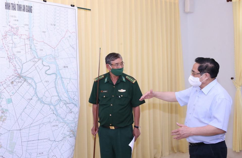 Thủ tướng Phạm Minh Chính xem bản đồ hình thái tỉnh An Giang. (Ảnh: Văn Điệp/TTXVN)