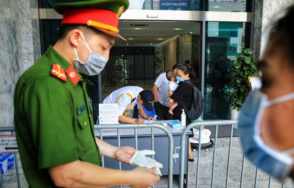 Các cư dân sinh sống tại tòa chung cư phải làm thủ tục khai báo y tế sau khi có thông tin có ca dương tính với SARS-CoV-2 mới tại đây. (Ảnh: Thành Đạt/TTXVN)