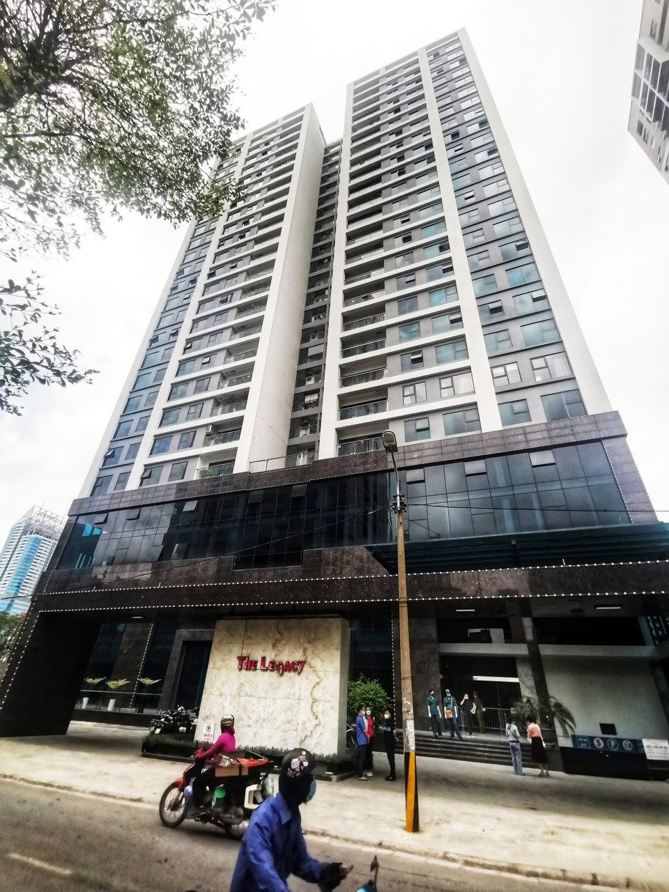 Lực lượng chức năng quận Thanh Xuân tiến hành phong tỏa tòa chung cư The Legacy (106 Ngụy Như Kon Tum, phường Nhân Chính, quận Thanh Xuân). (Ảnh: Thành Đạt/TTXVN)