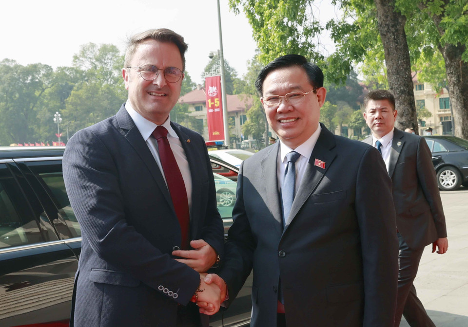 Chủ tịch Quốc hội Vương Đình Huệ đón Thủ tướng Luxembourg Xavier Bettel. (Ảnh: Doãn Tấn/TTXVN)