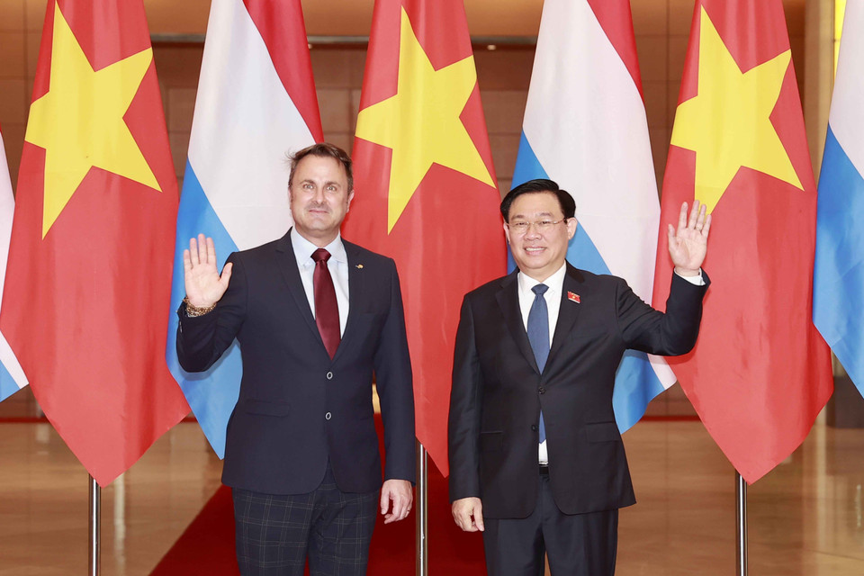 Chủ tịch Quốc hội Vương Đình Huệ và Thủ tướng Đại Công quốc Luxembourg Xavier Bettel chụp ảnh chung. (Ảnh: Doãn Tấn/TTXVN)