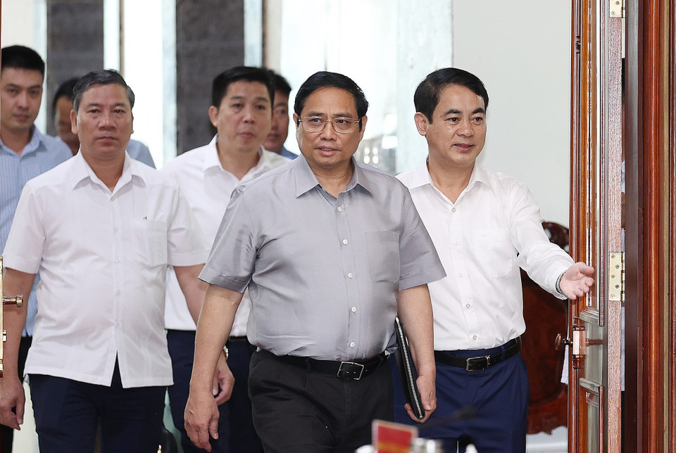 Thủ tướng Phạm Minh Chính đến làm việc với lãnh đạo chủ chốt tỉnh Hậu Giang. (Ảnh: Dương Giang/TTXVN)