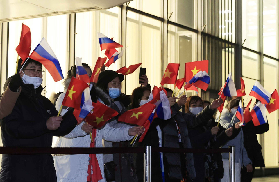 Cán bộ nhân viên Đại sứ quán Việt Nam tại Liên bang Nga và phu nhân cán bộ cơ quan ngoại giao đón Chủ tịch nước Nguyễn Xuân Phúc và Phu nhân cùng đoàn đại biểu cấp cao Việt Nam tại sân bay. (Ảnh: Thống Nhất/TTXVN)