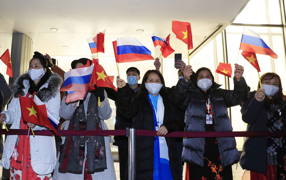 Cán bộ nhân viên Đại sứ quán Việt Nam tại Liên bang Nga và phu nhân cán bộ cơ quan ngoại giao đón Chủ tịch nước Nguyễn Xuân Phúc và Phu nhân cùng đoàn đại biểu cấp cao Việt Nam tại sân bay. (Ảnh: Thống Nhất/TTXVN)